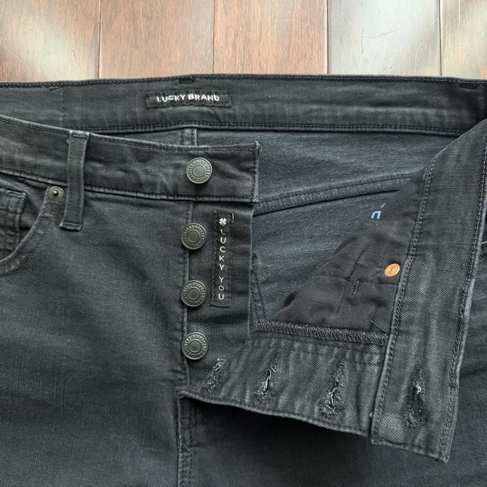 Lucky Brand Women’s Pants Mid Rise Size 12 / 31R Crop Mini Boot Black Distressed - Picture 3 of 10
